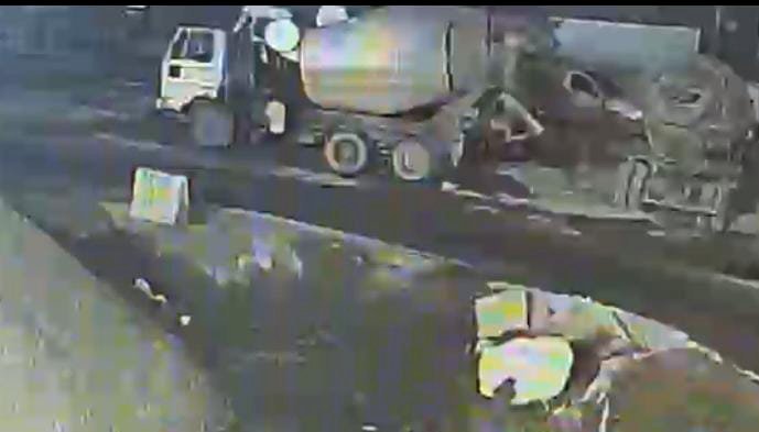 रायबरेली-एक्सप्रेसवे निर्माण में लगी कम्पनी के टैंकर से चोरों क बैटरी चोरी करते सीसीटीवी फुटेज वीडियो वायरल