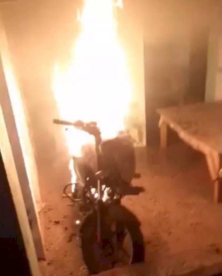 रायबरेली-गोकना घाट में एक दंबग ने पल्सर बाइक में लगाई आग, बाइक जलकर हुई राख