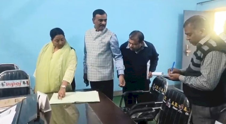 रायबरेली-सीडीओ अंजूलता ने विकास भवन में किया औचक निरीक्षण, कई अधिकारी-कर्मचारी रहे नदारद