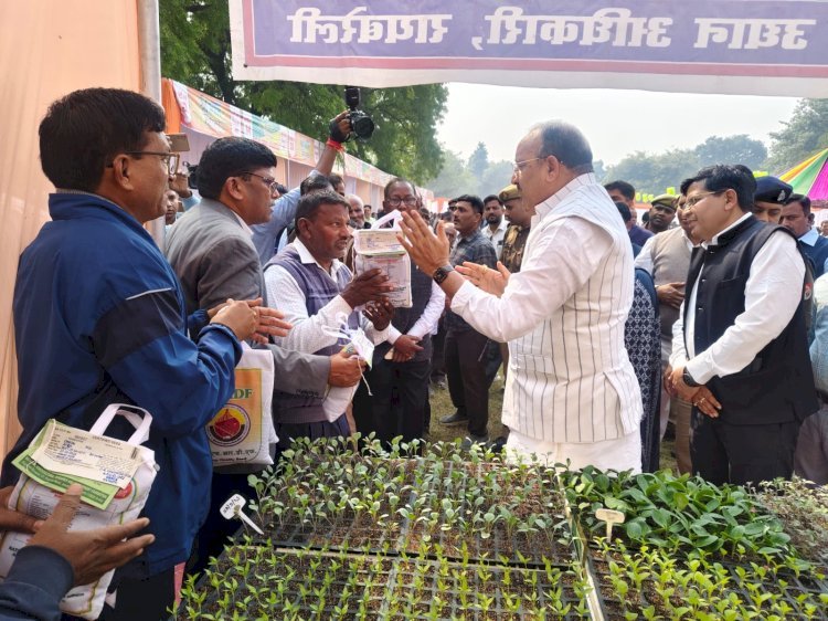 रायबरेली-उद्यान मंत्री द्वारा कृषकों को निःशुल्क सब्जी, प्याज के बीज किया वितरित