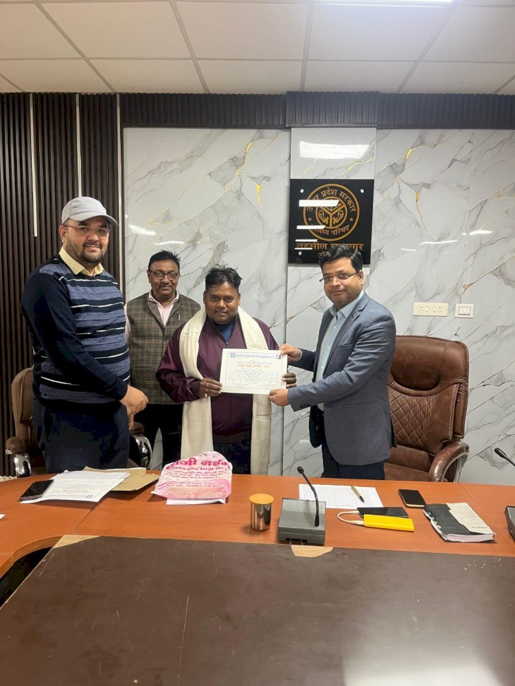 रायबरेली- SIR कार्य में 93 प्रतिशत कार्य सफलतापूर्वक पूरा करने पर एसडीएम नें बीएलओ विवेक निषाद को किया सम्मानित