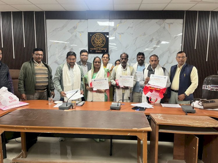 रायबरेली- एसडीएम नें एसआईआर अपने बूथ के सभी मतदाताओं के गणना प्रपत्र को शत प्रतिशत कार्य करने के लिए किया सम्मान,,,, 