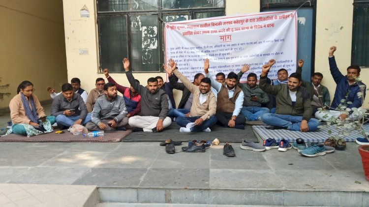 रायबरेली- ऊंचाहार में लेखपाल आत्महत्या: कार्रवाई की मांग पर लेखपालों का धरना