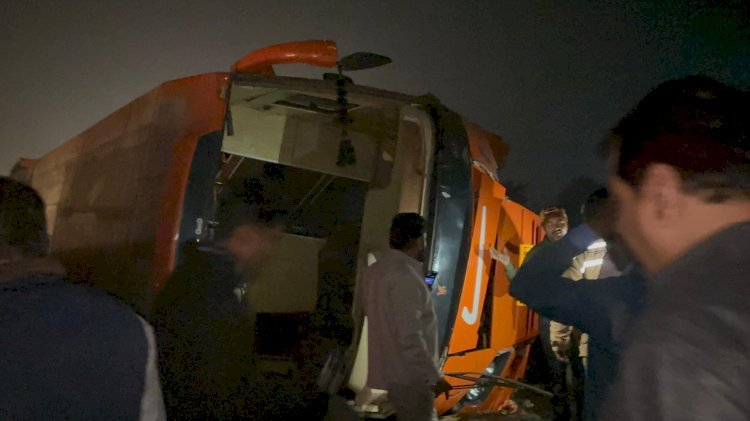 रायबरेली में हादसा: लखनऊ से झारखंड-छत्तीसगढ़ जा रही बस बेकाबू होकर पलटी, कई यात्री घायल