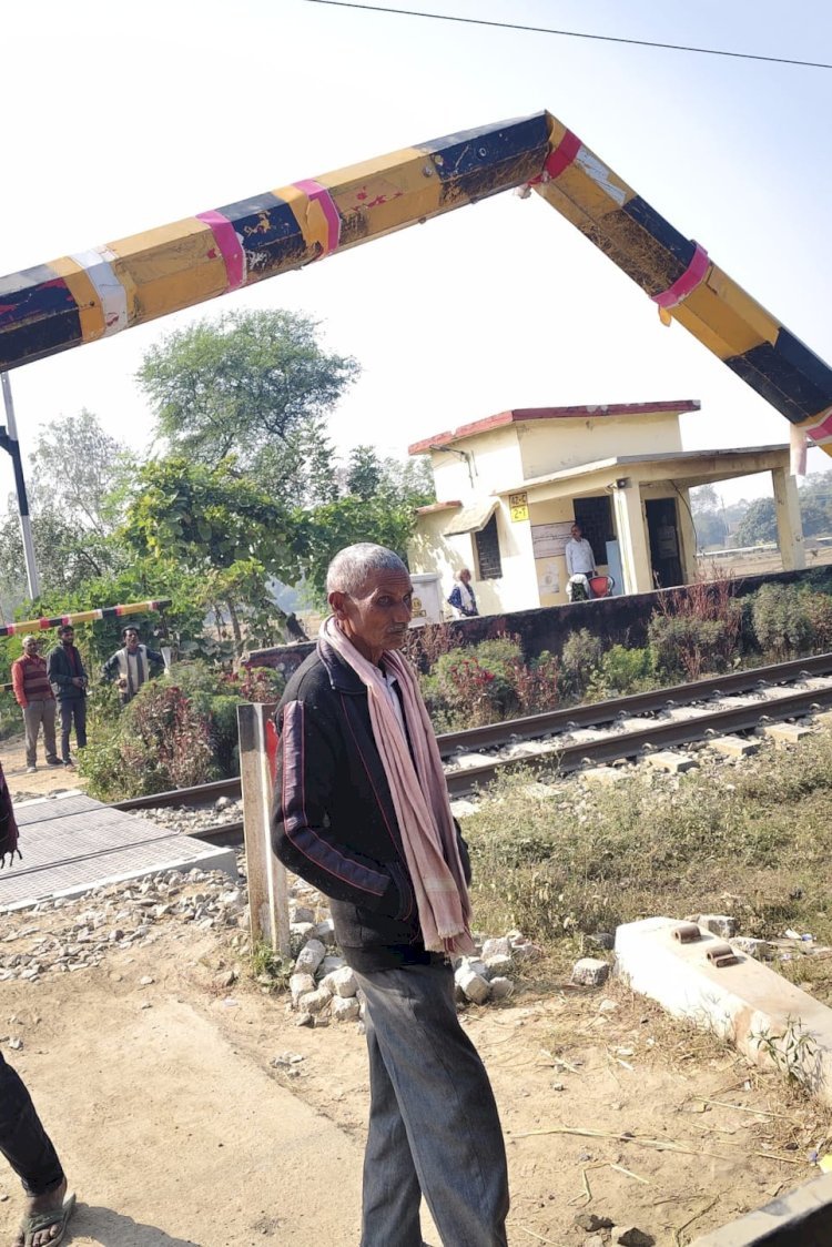 रायबरेली- सादे की बाजार रेलवे क्रॉसिंग पर लगे रेलवे क्रासिंग को ई रिक्शा नें मारी टक्कर टूटा बूम