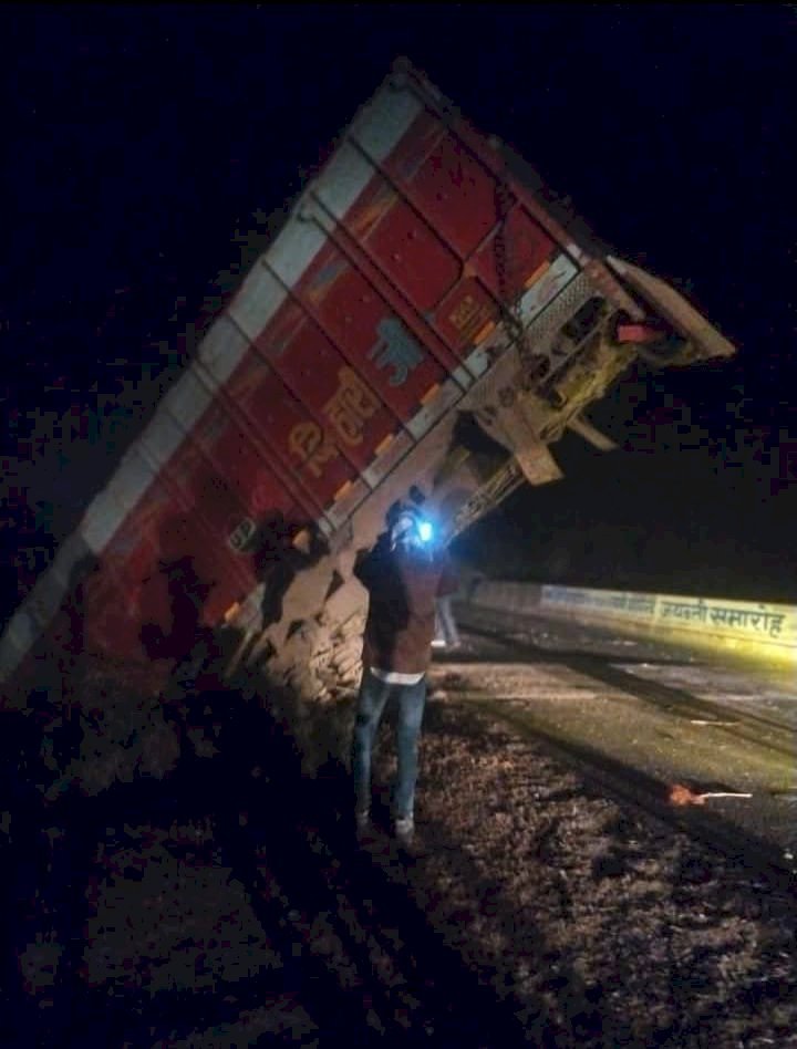 रायबरेली - तेज रफ्तार अनियंत्रित ट्रक पुलिया की रेलिंग को तोड़ते हुए नीचे लटका, टला बड़ा हादसा