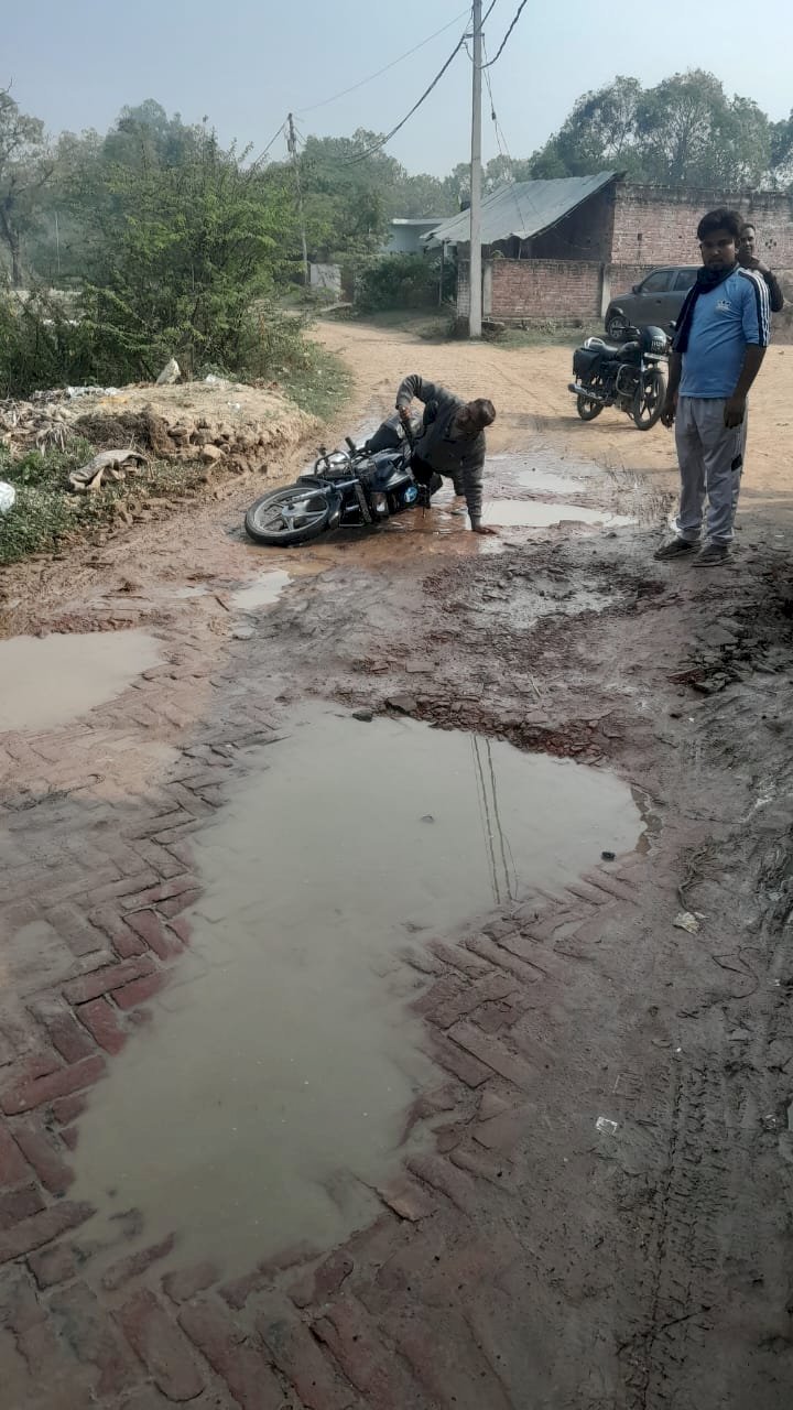 रायबरेली - जल निगम की पाइपलाइन ध्वस्त, आवागमन बाधित