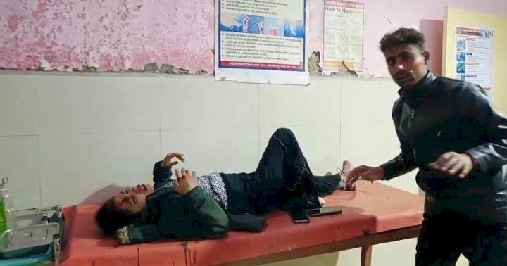 रायबरेली - अज्ञात वाहन की चपेट में आने से स्कूटी सवार दंपति घायल, एक रेफर