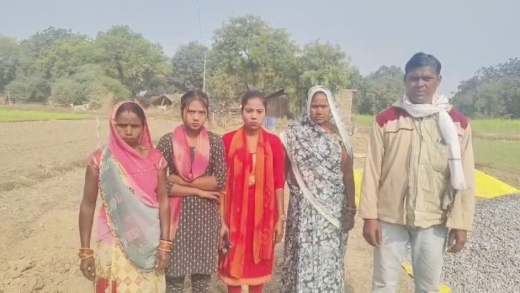 रायबरेली - अपनी ही घूम धारी जमीन पर दबंगों के आतंक से मजदूर नहीं बन पा रहा है अपना मकान