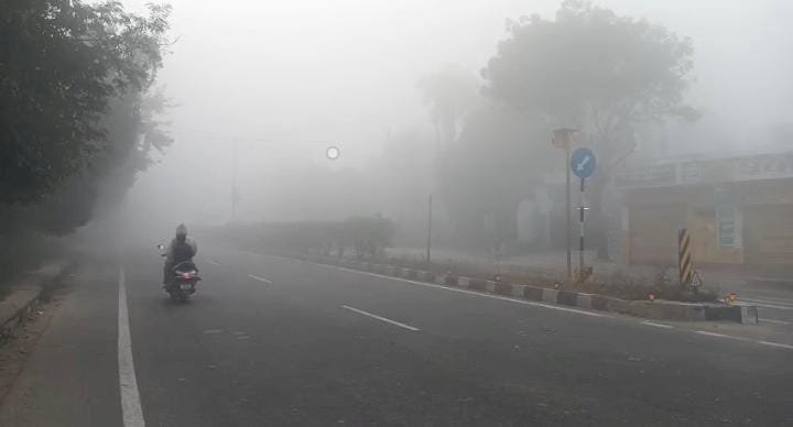 रायबरेली - जनपद में 'ठंड का कहर, घने कोहरे ने कम हुई विजिबिलिटी, डीएम की पहल से मिली राहत