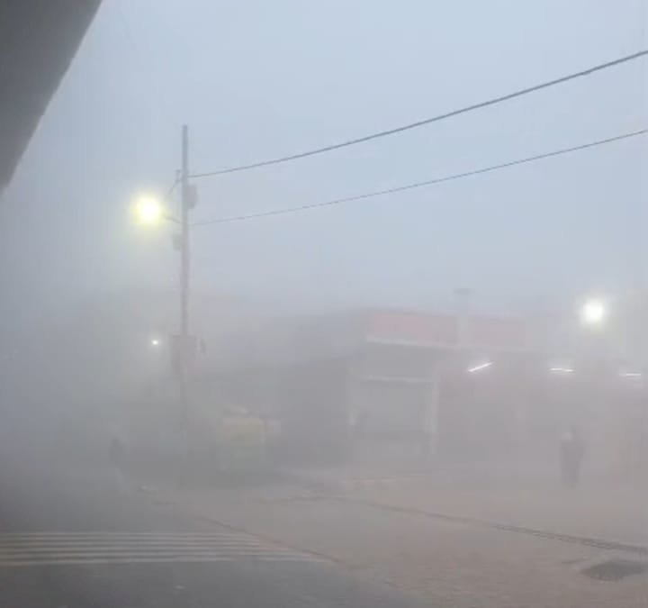 रायबरेली - क्षेत्र में 'ठंड का कहर, घने कोहरे ने कम हुई विजिबिलिटी, वाहनो की रफ्तार हुई धीमी
