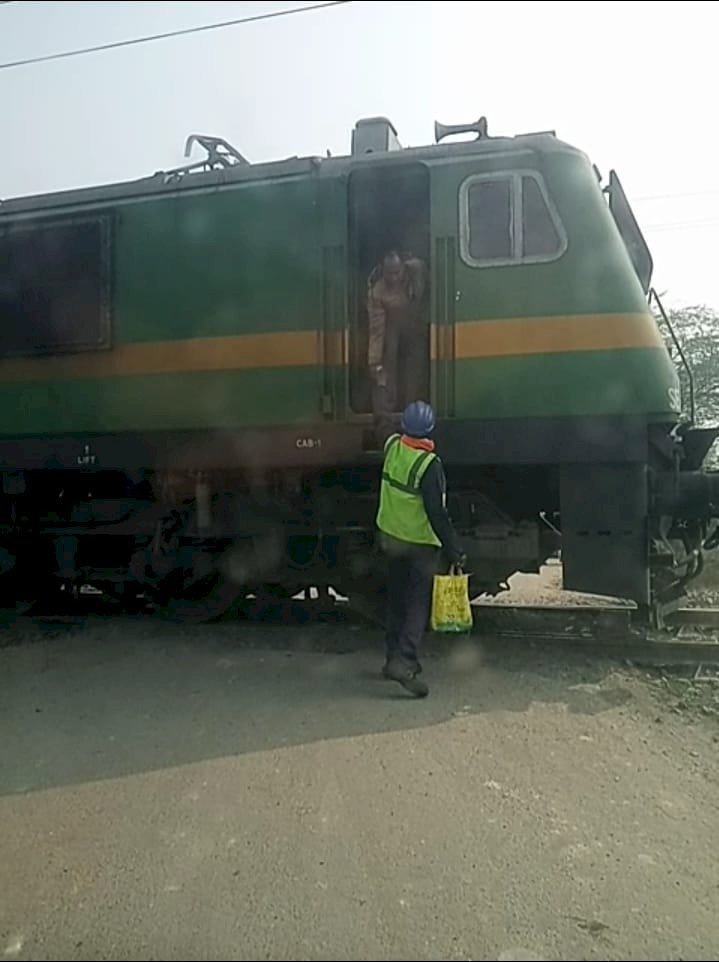 रायबरेली- सिगरेट खरीदने के लिए मालगाड़ी चालक ने रोकी ट्रेन ? 