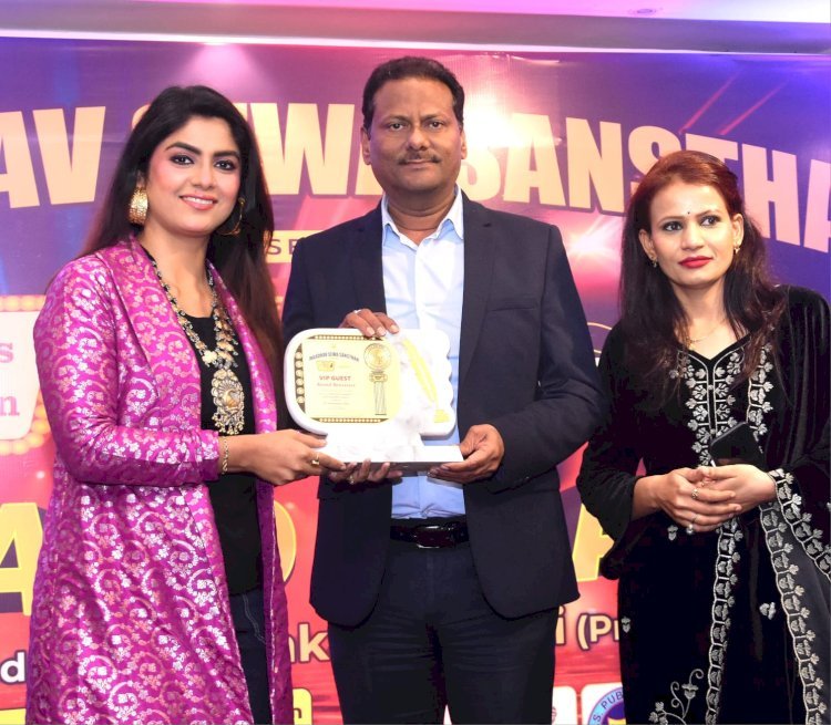 अभिनेत्री सायंतनी घोष ने आंचल को पहनाया ‘मिस यूपी फैशन आइकान’ का खिताब 