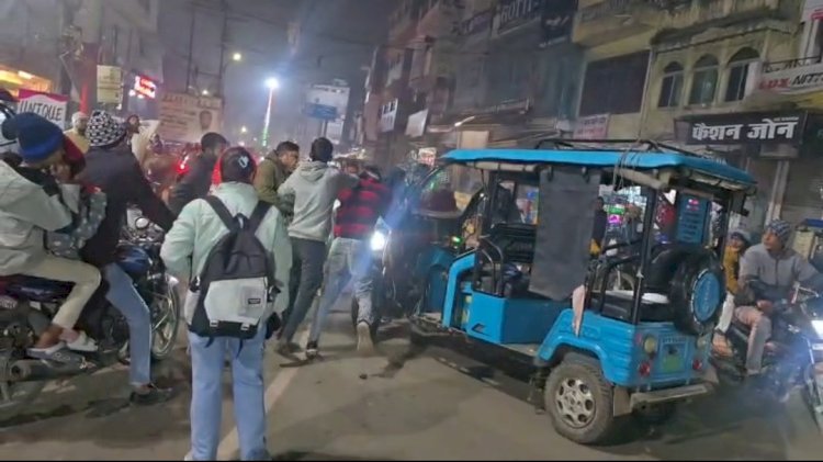 रायबरेली: बीच सड़क पर मारपीट का वीडियो हुआ वायरल