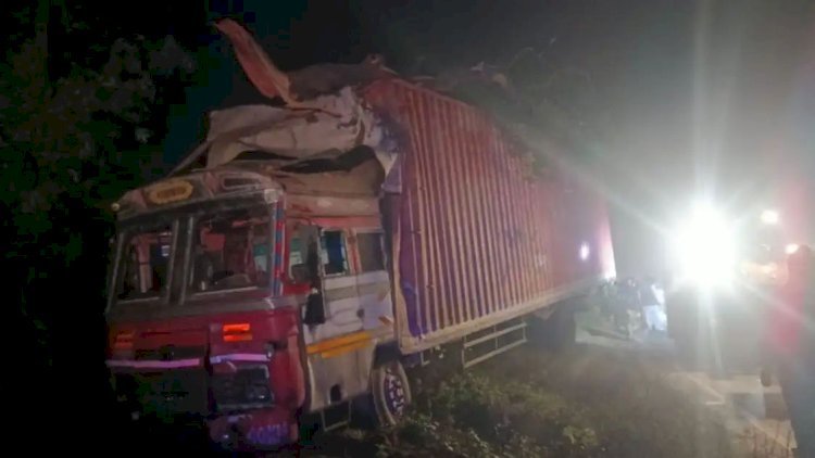 रायबरेली में साइकिल-तांगे को टक्कर मारने के बाद दो वाहनों से टकराया कंटेनर, दुर्घटना में एक की मौत, दस घायल