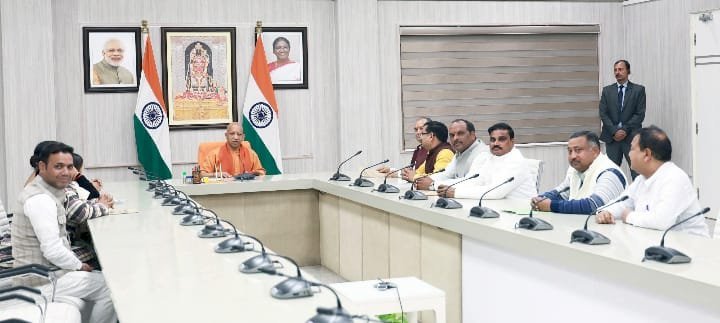 रायबरेली - मुख्यमंत्री से मिले बछरावा के चेयरमैन, सौंपा विकास का खाका