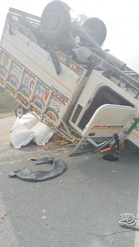 रायबरेली - मुर्गी दाना लदा पिकअप टायर फटने से पलटा, चालक सुरक्षित