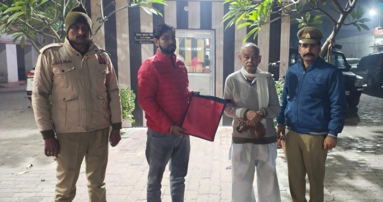 रायबरेली - कोतवाली नगर पुलिस द्वारा व्यक्ति के बैग से गिरे साढे चार लाख रुपए बरामद कर किए गए सुपुर्द