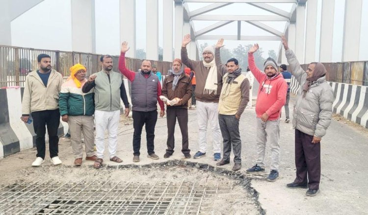रायबरेली-गेगासो और लालगंज बाईपास पुल बंद होने के बावजूद टोल लिये जाने का व्यापार मंडल ने किया विरोध
