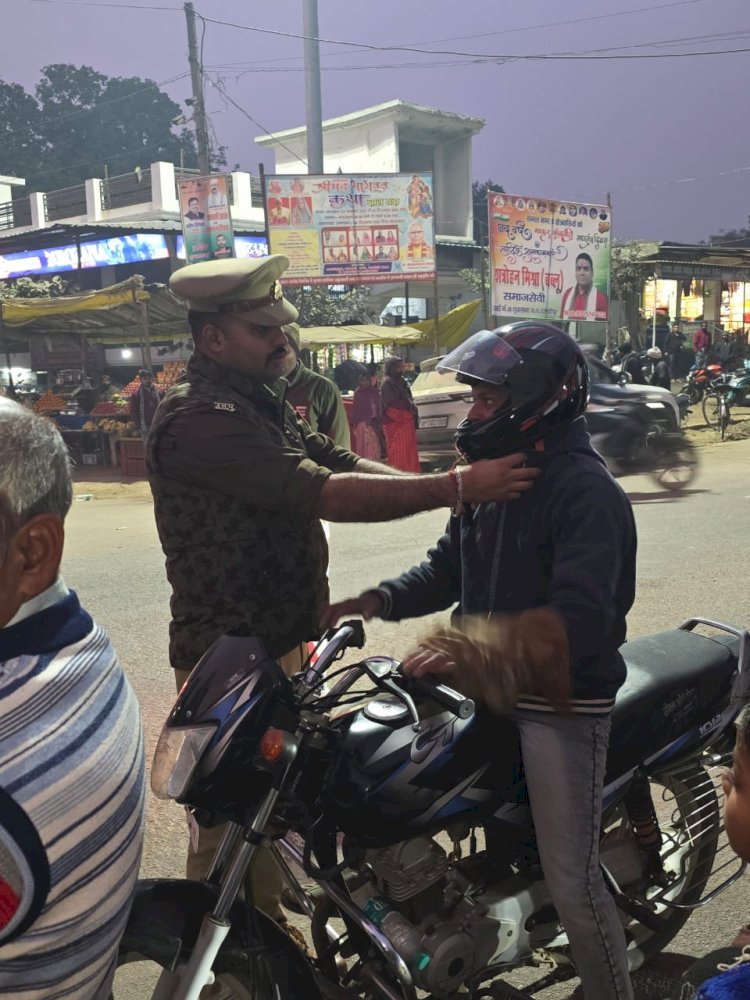   रायबरेली पुलिस का हेलमेट जागरूकता अभियान, बिना हेलमेट बाइक सवारों को पहनाया गया हेलमेट