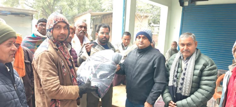रायबरेली- ऊंचाहार: कंदरवा में कांग्रेस नेताओं ने जरूरतमंदों को बांटे कंबल, खिले चेहरे