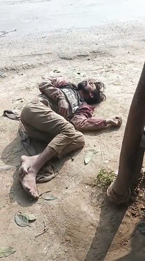 रायबरेली - नशे की हालत में घायल अवस्था में सड़क किनारे पड़े युवक को राहगीरों ने पहुंचाया अस्पताल