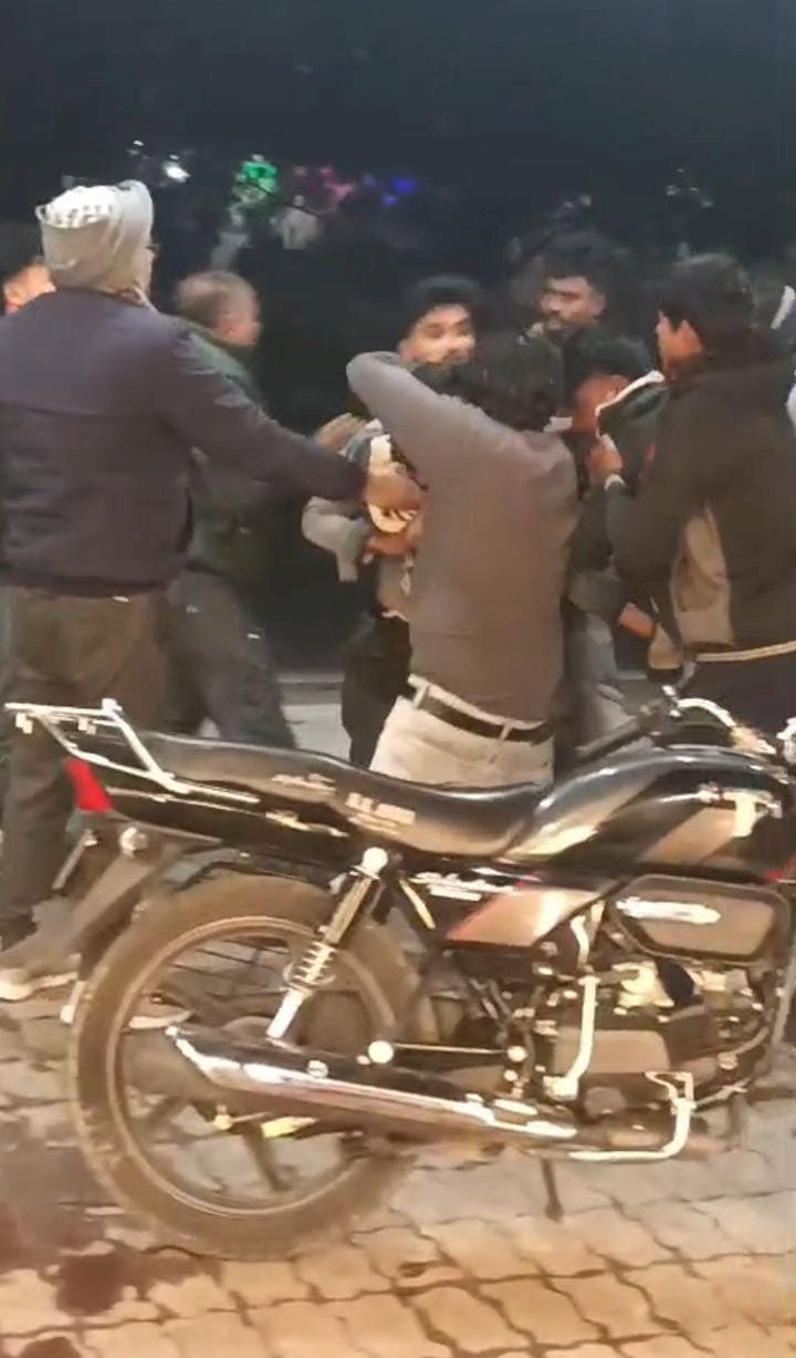 रायबरेली-प्रधान रेस्टोरेंट में खाना खाने गए युवक के साथ दबंगों ने की मारपीट, वीडियो हुआ वायरल