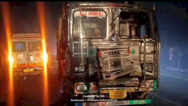 रायबरेली-तेज रफ्तार अनियंत्रित ट्रक ने आगे चल रहे डम्पर में पीछे से मारी जोरदार टक्कर, उठा धुआँ, मची अफरा तफरी