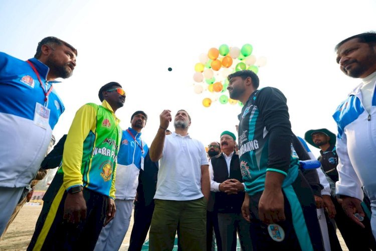 राहुल गांधी ने रायबरेली प्रीमियर लीग का किया शुभारंभ, मैच से पहले Toss उछालकर खिलाड़ियों का बढ़ाया हौसला