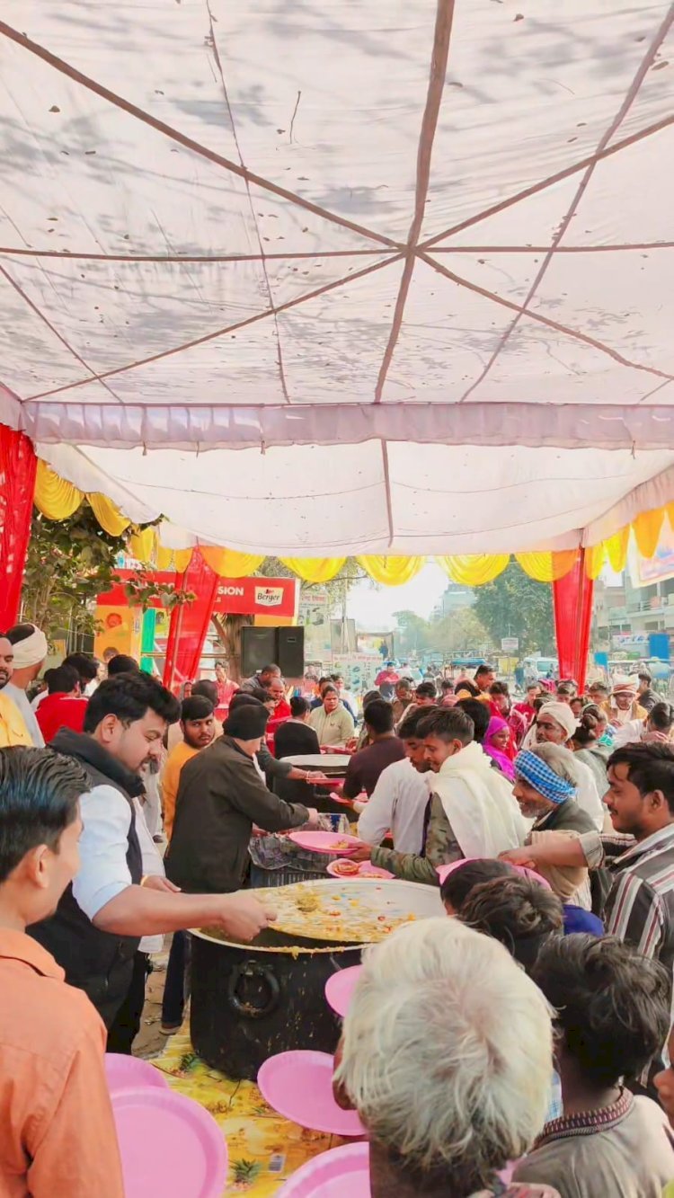 रायबरेली-भगवान राम मंदिर के प्राण प्रतिष्ठा की तीसरी वर्षगांठ पर आयोजित भंडारे में उमड़ी भीड़