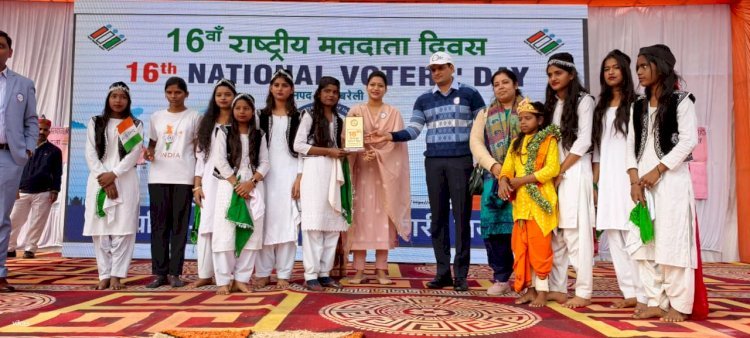 रायबरेली;मतदाता जागरूकता कार्यक्रम में प्रतिभाग करने वाले विभिन्न विद्यालयों के बच्चों को किया गया सम्मानित