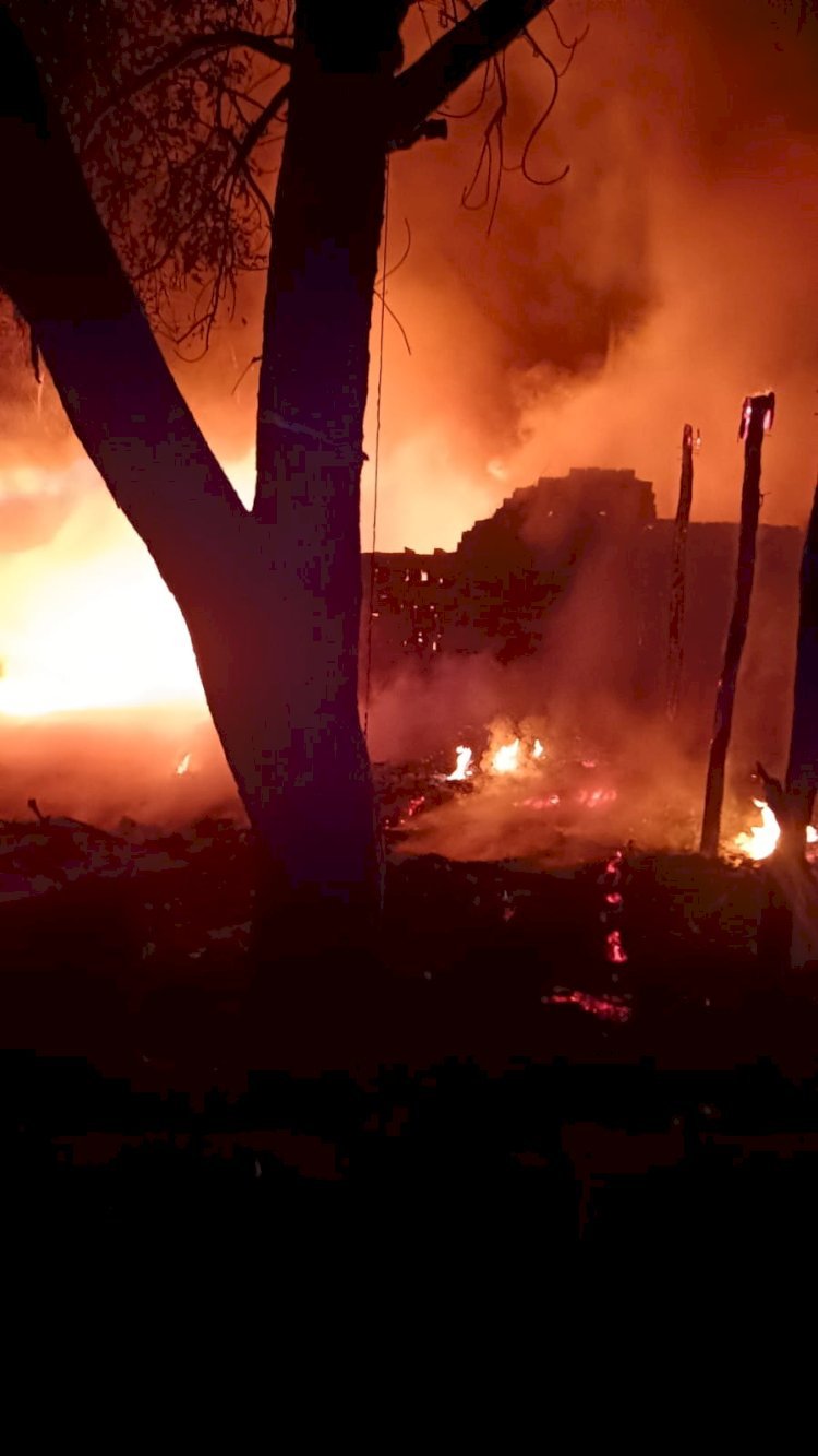 ऊंचाहार:आग का तांडव – चाय की दुकान से भड़की लपटों में कबाड़ गोदाम वा  पान गुमटी खाक, लाखों का नुकसान