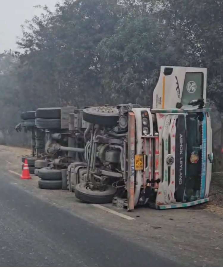 रायबरेली-अनियंत्रित होकर हाईवे पर पलटा ट्रक, हादसे में चालक व परिचालक हुआ घायल