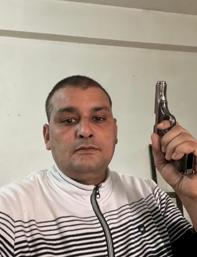 रायबरेली-हाथ मे पिस्टल लेकर युवक ने खिंचवाई फ़ोटो और किया वायरल