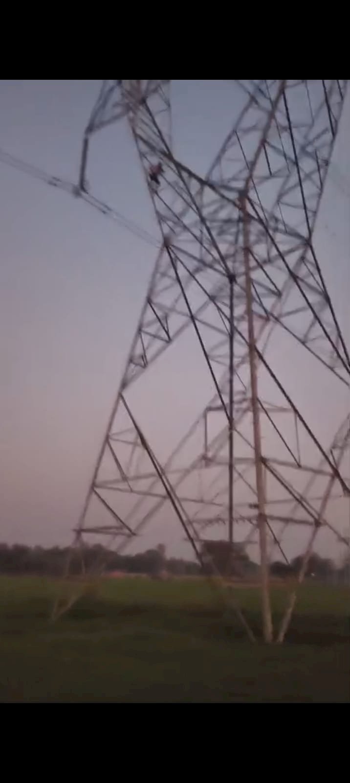 रायबरेली में बॉयफ्रेंड संग भागी पत्नी सदमे में बिजली के खंभे पर चढ़ा पति,किया हाई वोल्टेज ड्रामा