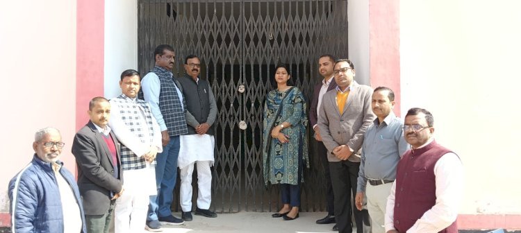 रायबरेली-डीएम ने राजनैतिक दलों के प्रतिनिधियों के साथ ईवीएम/वीवीपैट वेयर हाउस का किया निरीक्षण