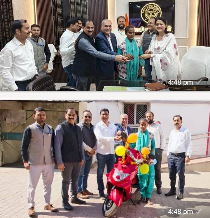 रायबरेली डीएम के प्रयासों से लक्ष्मी को पिता के इलाज के लिए मिली स्कूटी