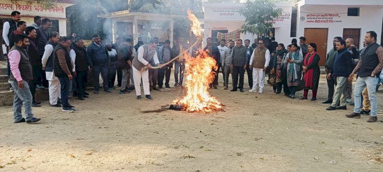 रायबरेली - टीईटी पर केन्द्रीय शिक्षा राज्यमंत्री जयंत चौधरी के बयान से आक्रोशित शिक्षकों ने फूंका पुतला, की नारेबाजी 