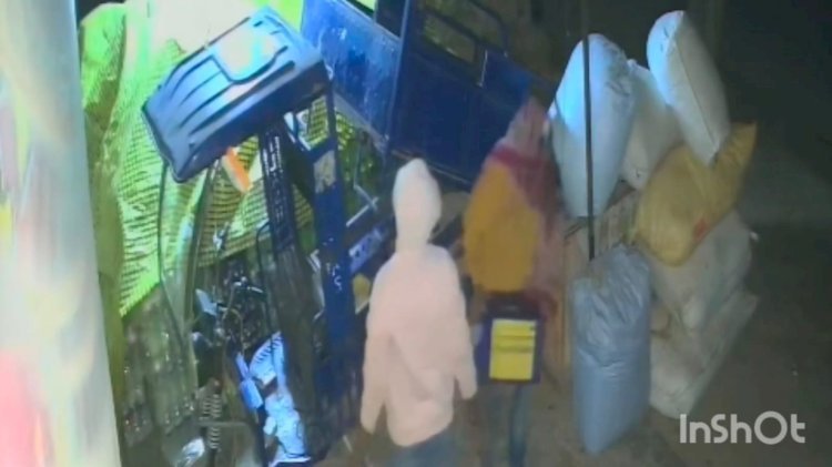 रायबरेली - बैटरी डाला की बैटरी चोरी करते हुए चोरों का वीडियो सीसीटीवी कैमरे में हुआ कैद