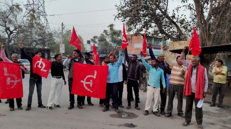 रायबरेली:  नए लेबर कोड के विरोध में ऊंचाहार में ऐक्टू का प्रदर्शन, राष्ट्रपति को संबोधित ज्ञापन सौंपा,,,, 