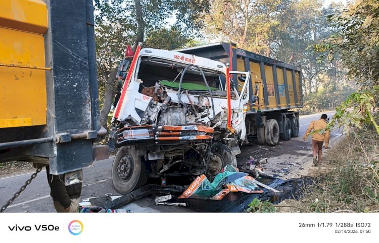 सड़क किनारे खड़े डंपर में पीछे से जा घुसा दूसरा डंपर, बाल बाल बचे चालक व क्लीनर