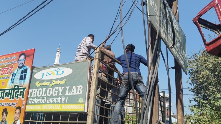 अर्धविक्षिप्त व्यक्ति बिजली के पोल पर चढ़ा, झुलसकर हुआ घायल 