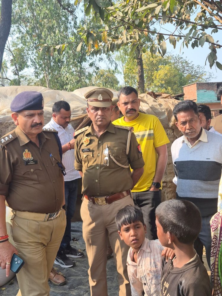 चार मासूम आँखों में अब भी माँ–बाप की तलाश है