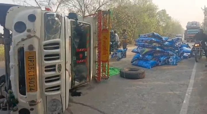 ओवरटेक करने के चक्कर में अनियंत्रित होकर पलटा पिकअप, टला बड़ा हादसा