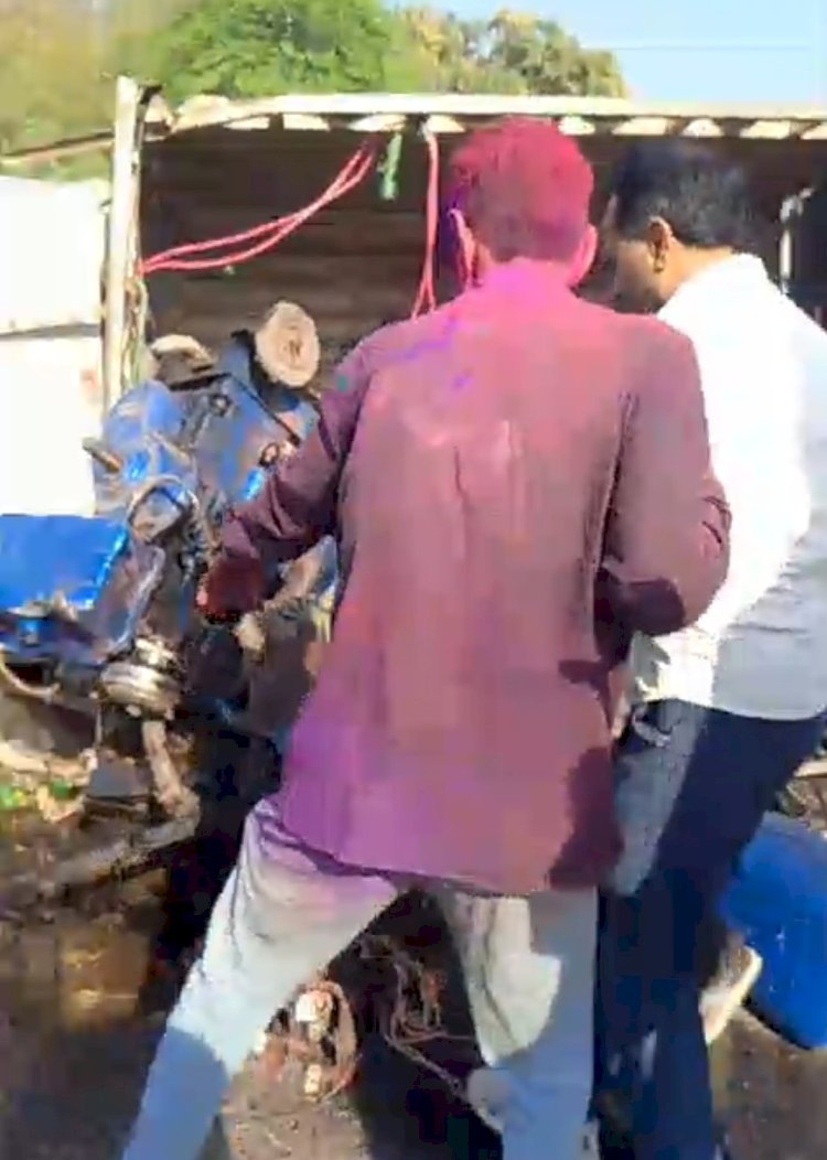 रायबरेली-डीजे से लदी अनियंत्रित पिकअप पलटी, दो की हालत नाजुक, कई घायल