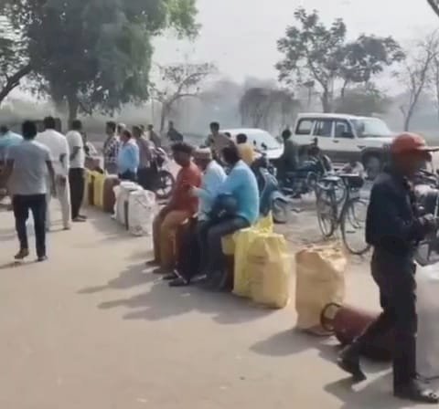 ऊंचाहार:अफवाहों के बीच गैस एजेंसियों पर उमड़ी उपभोक्ताओं की भारी भीड़