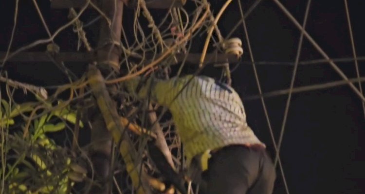 रायबरेली: जान हथेली में ऱखकर कार्य कर रहे बिजली कर्मचारी