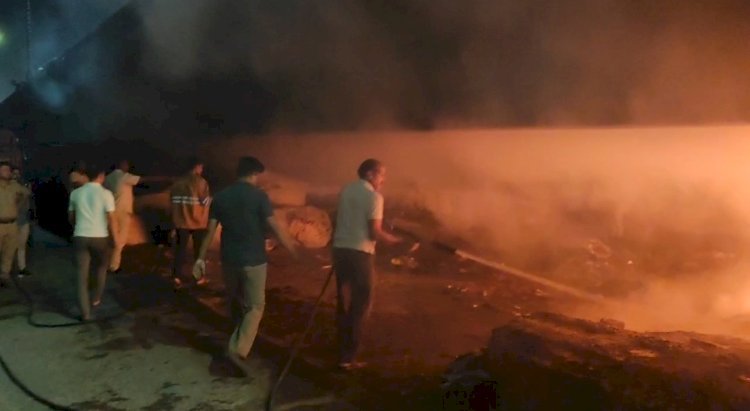 रायबरेली:कबाड़ की दुकान में लगी भीषण आग,आग का गुब्बार देख लोगो के उड़े होश