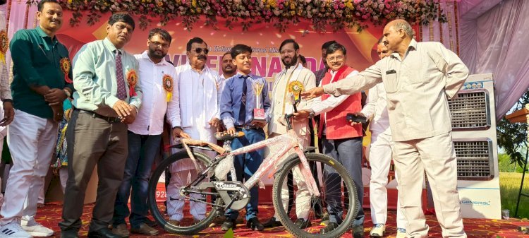 मेधावी छात्र-छात्राओं को स्कूल के प्रबंधक व स्थानीय विधायक ने किया सम्मानित।