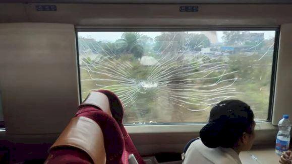 रायबरेली-वंदे भारत पर फिर हुई पत्थरबाजी, शीशा टूटा